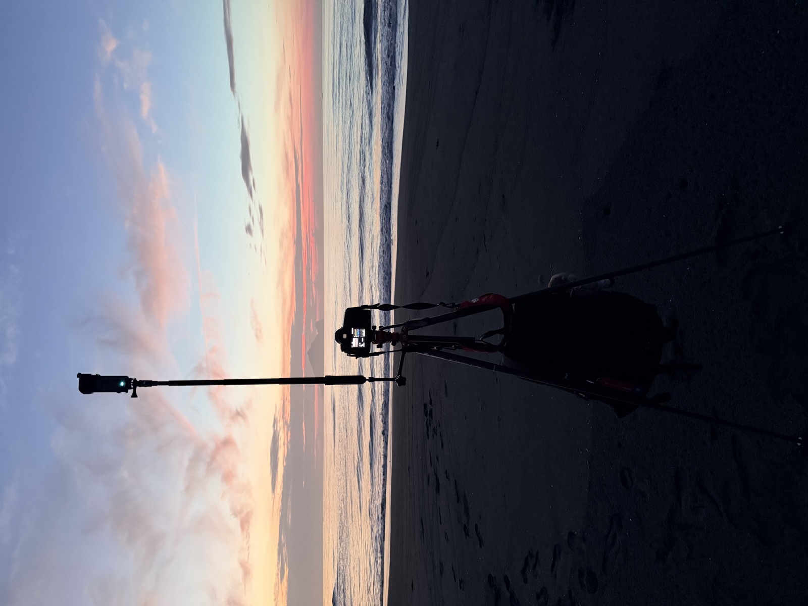 海灘上的腳架、5D3 與 Insta360