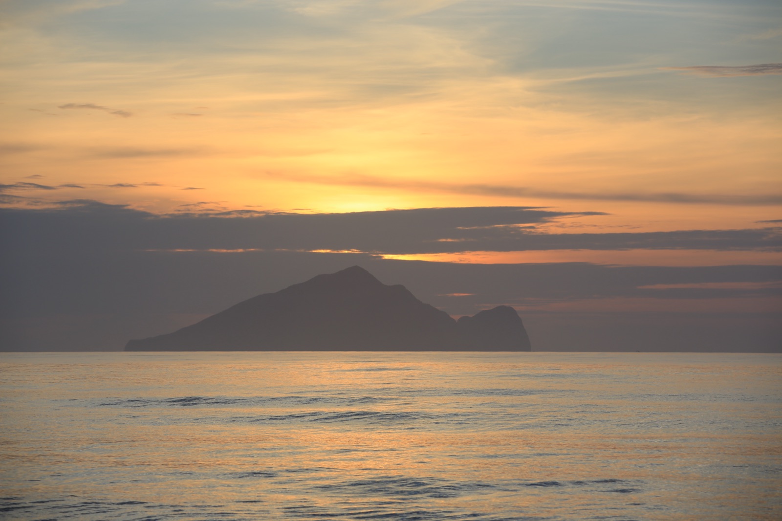 05:28 的龜山島，天光正壓在主峰上方