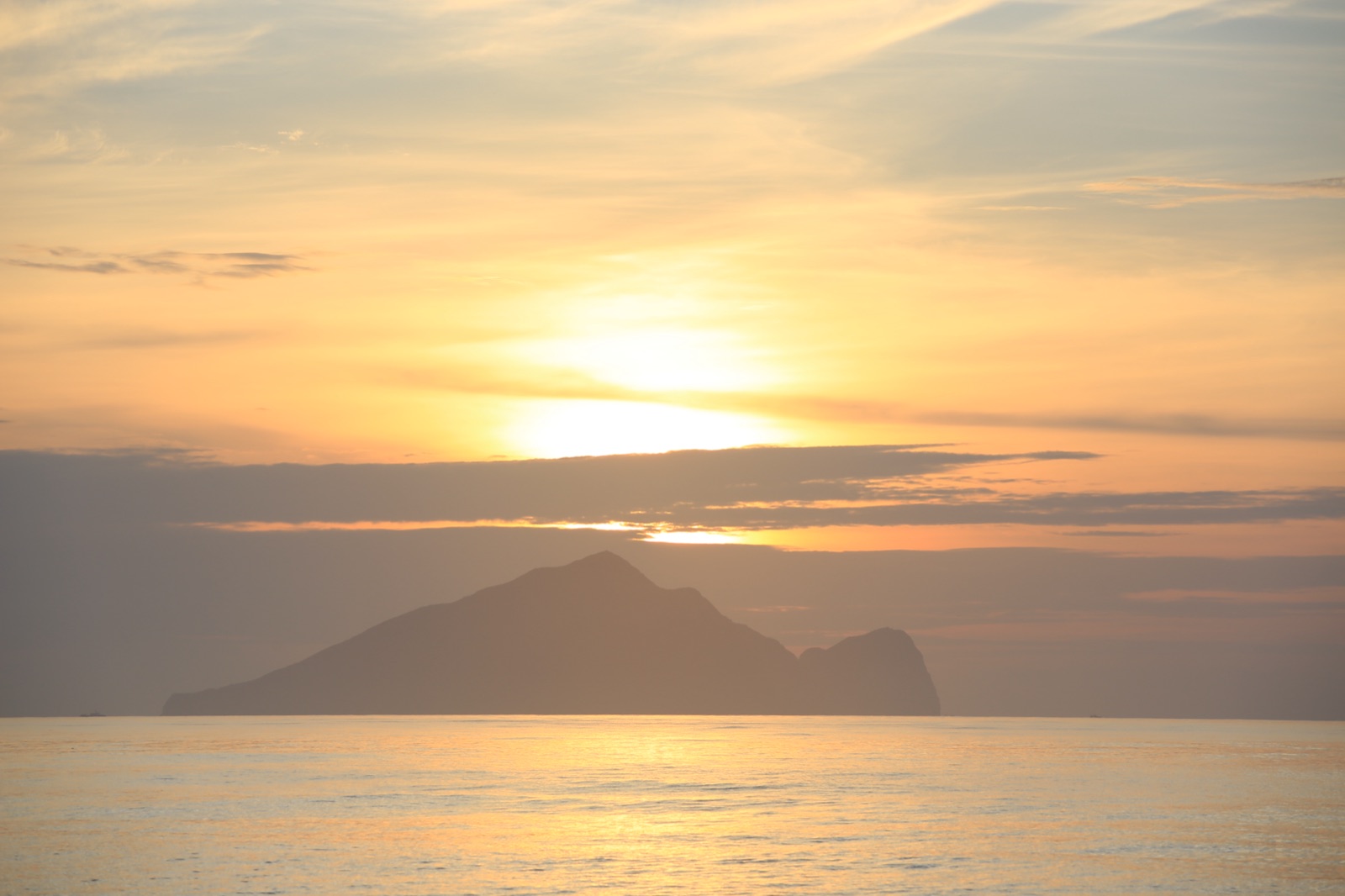 05:31 的龜山島，雲帶橫在稜線上