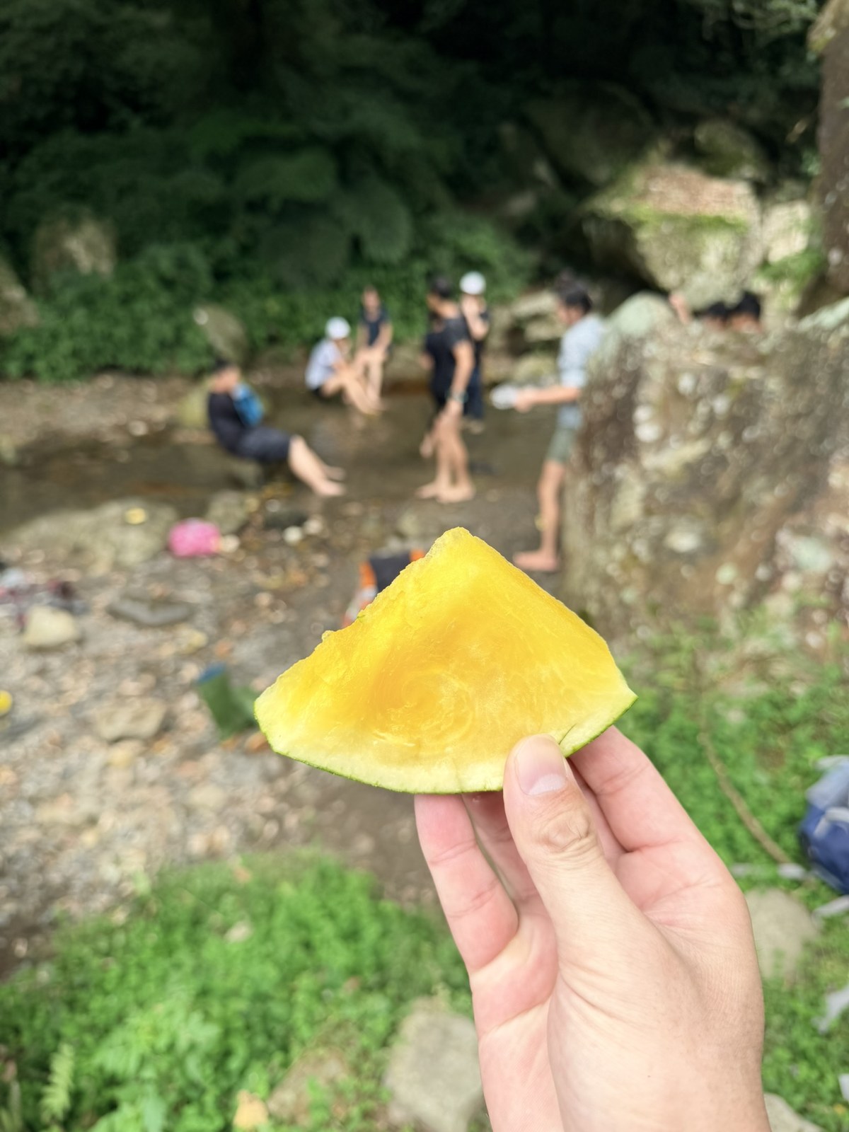 溪邊分西瓜